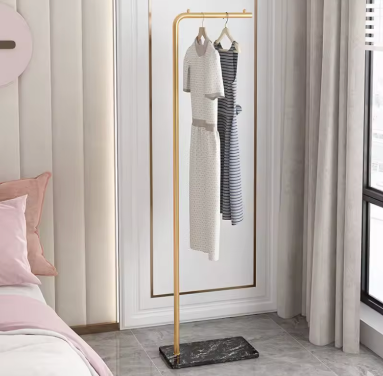 Vrijstaande kledingrek met marmeren voet | Luxe geborsteld gouden kledingrek voor hotel en thuis  - LuxuStand
