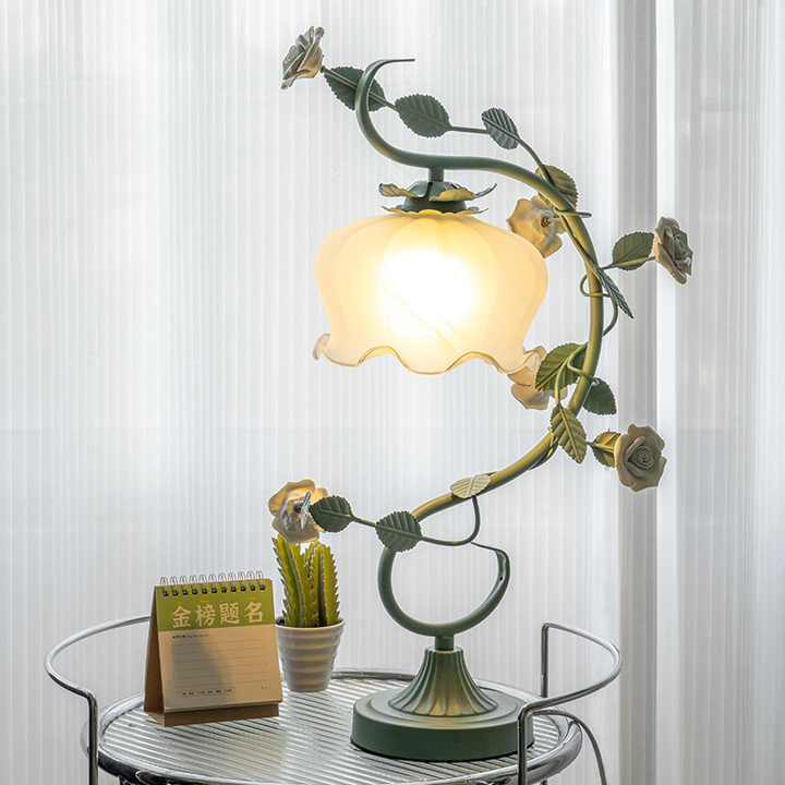 Stijlvolle overdekte rozenlamp - FloraGlow