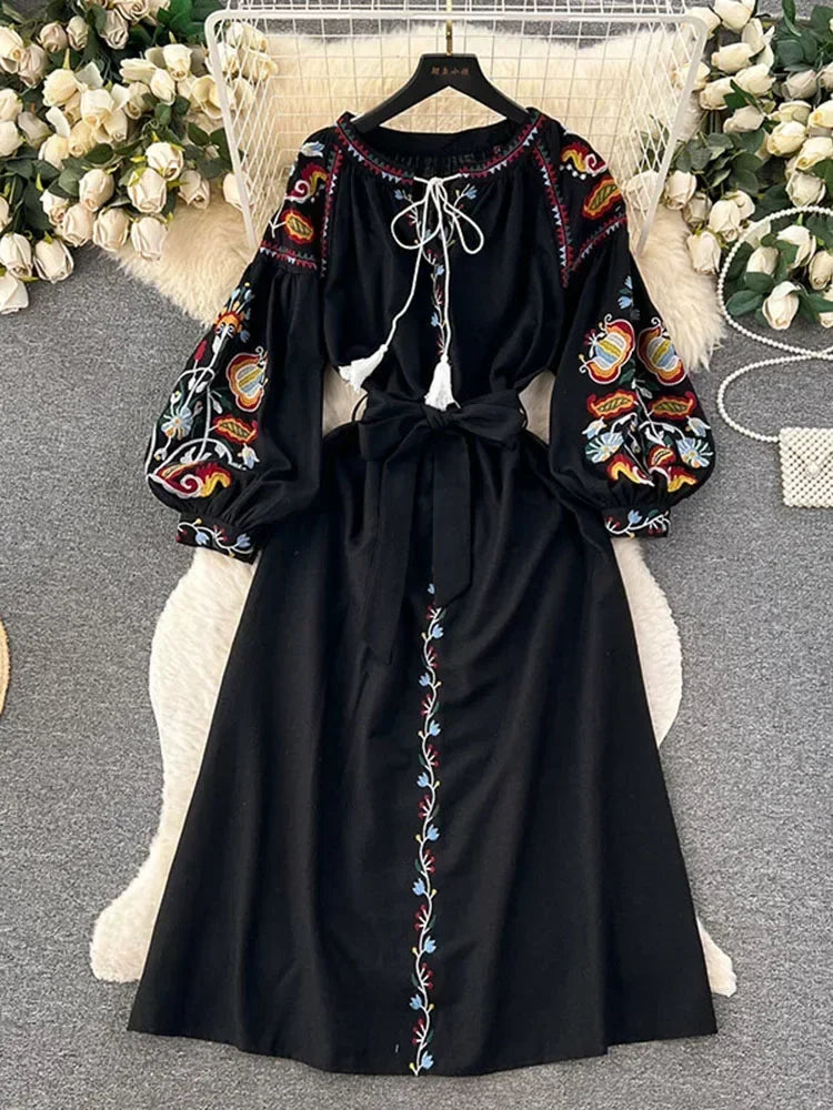 Geborduurde Linnen Jurk | Tijdloze Elegantie met Lantaarnmouwen - Regielyn