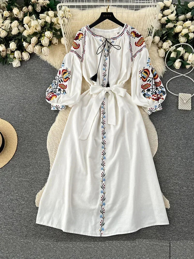 Geborduurde Linnen Jurk | Tijdloze Elegantie met Lantaarnmouwen - Regielyn