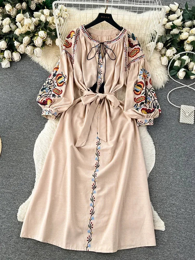 Geborduurde Linnen Jurk | Tijdloze Elegantie met Lantaarnmouwen - Regielyn